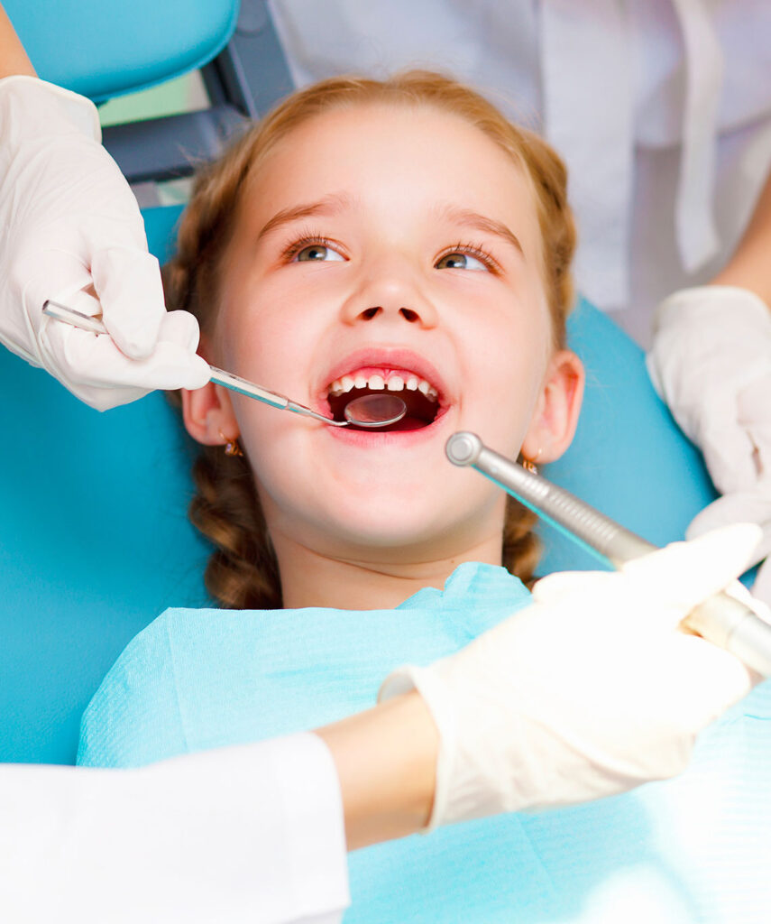 Jeune fille souriante lors d'un soin chez le dentiste à la clinique dentaire Deslauriers Pissardo Jacques.