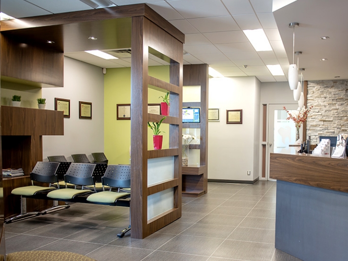 Salle d'attente accueillante au Centre dentaire Deslauriers Pissardo Jacques, avec des sièges confortables, une décoration moderne.