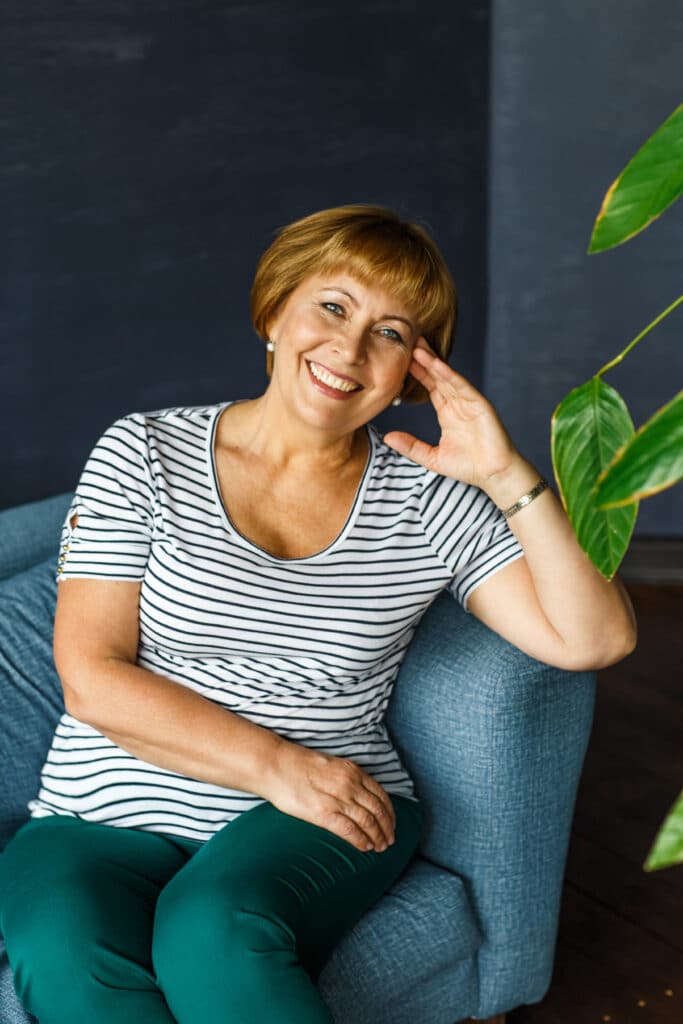 Femme souriante avec de belles dents blanches après un traitement de dentisterie esthétique.